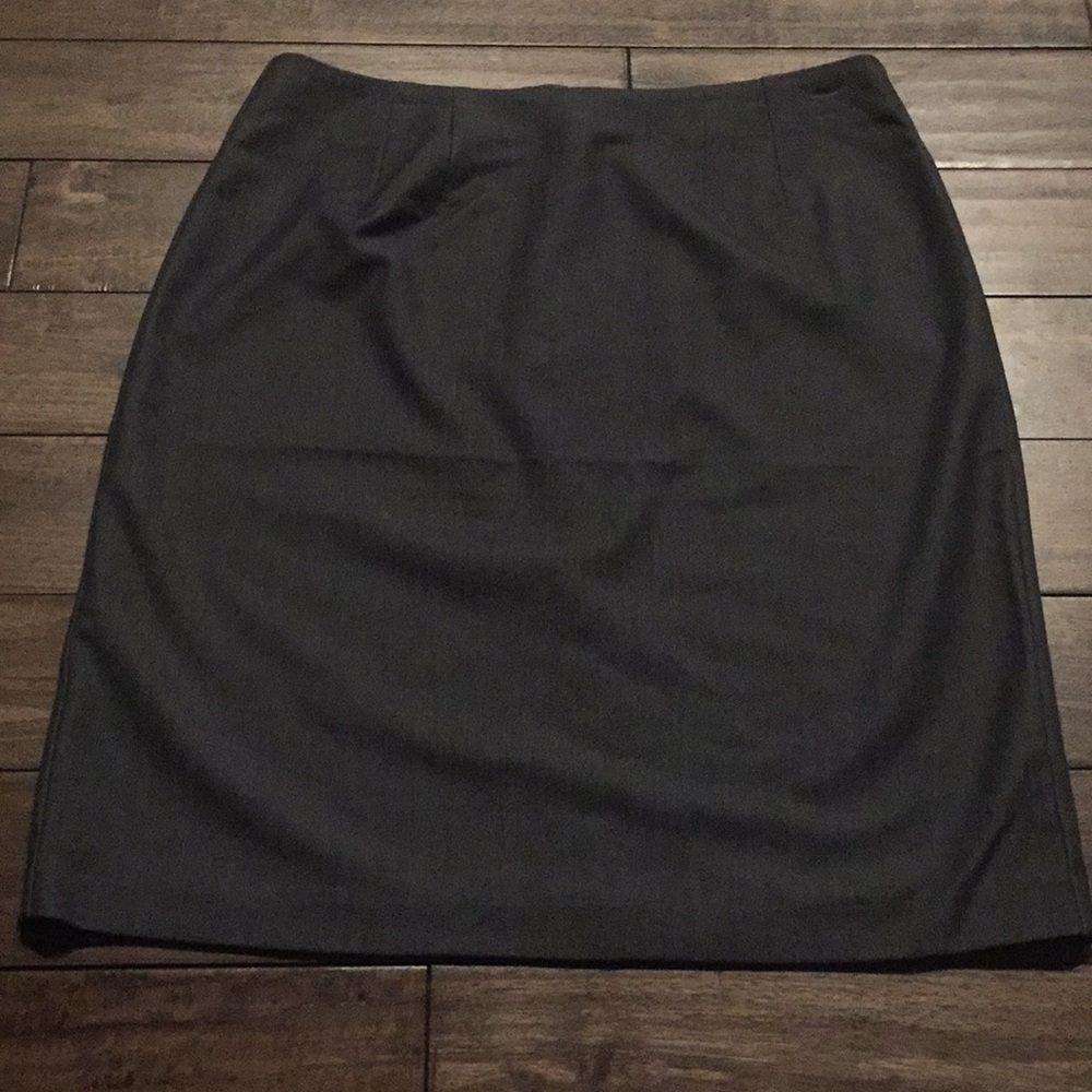 Gray NY&Co pencil skirt ax 10